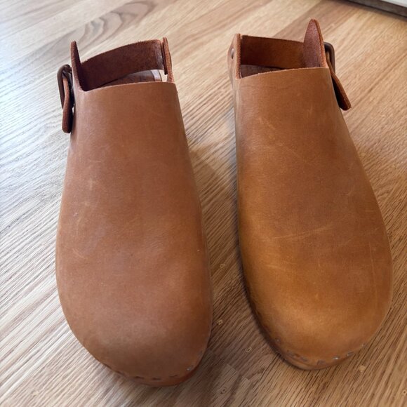 Gorgeous Monochrome Bryr Clogs with strap - Picture 2 of 7